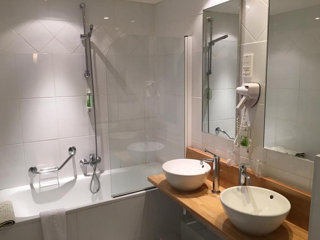 Hotel Restaurant Tivoli - Basel Airport ユナング エクステリア 写真