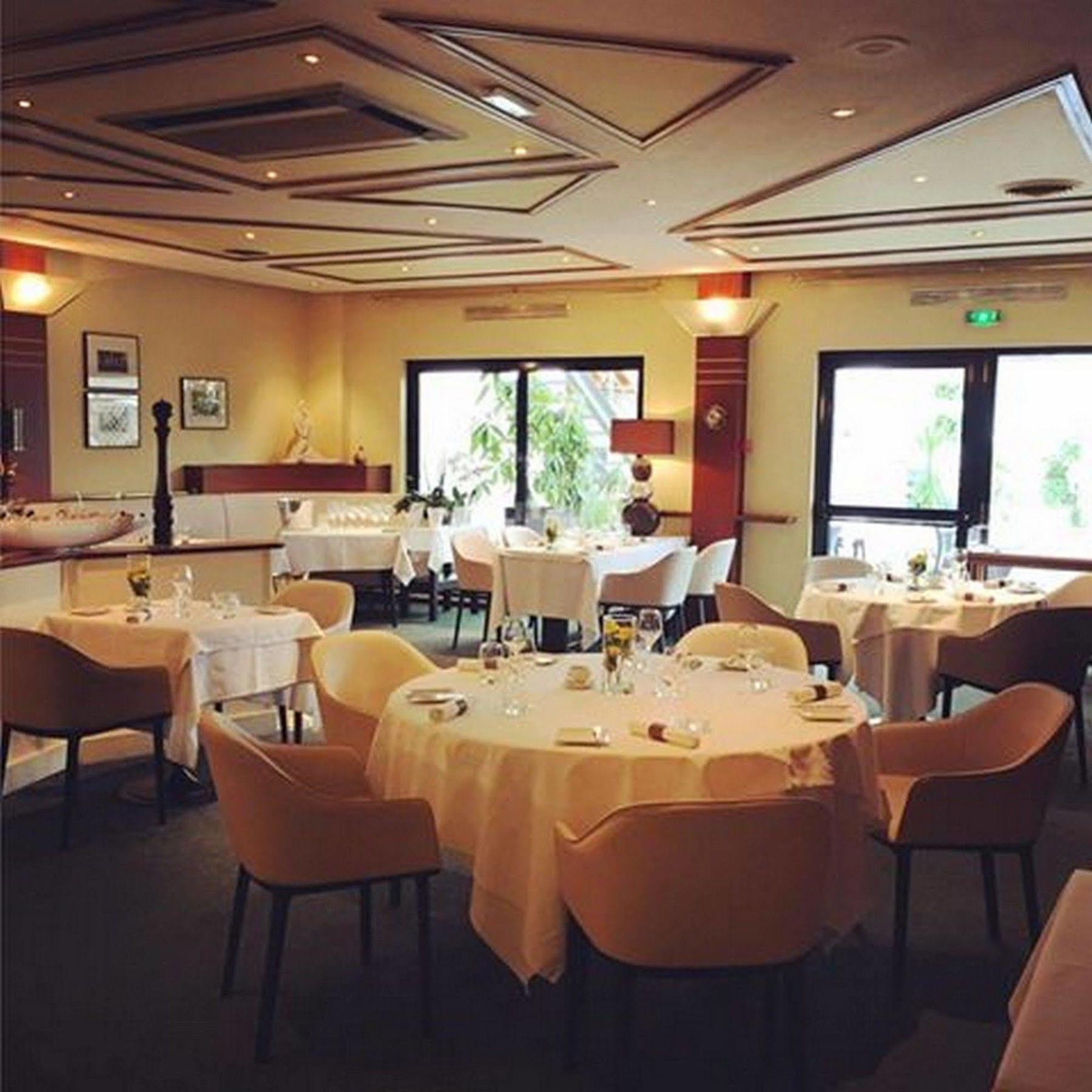Hotel Restaurant Tivoli - Basel Airport ユナング エクステリア 写真